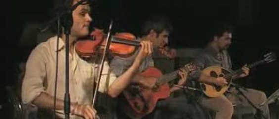 Evlerinin önü Mersin