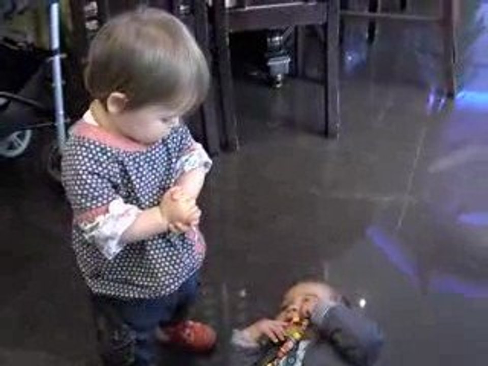 Manoah rencontre Hermance, une jolie petite fille