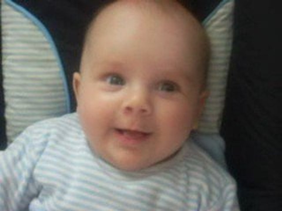 Caroline rit et parle