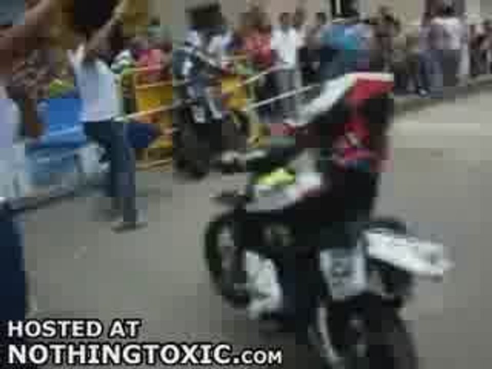 crash dans le public en supermotard