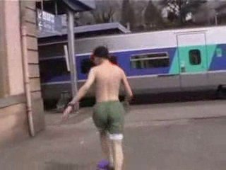 L'homme-grenouille rate le train par BennyLance