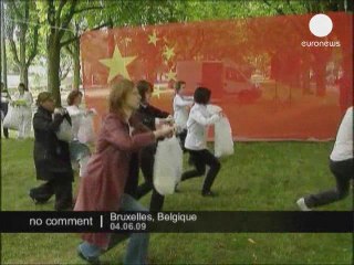 Télécharger la video: Militants et étudiants commémorent le massacre de Tiananmen