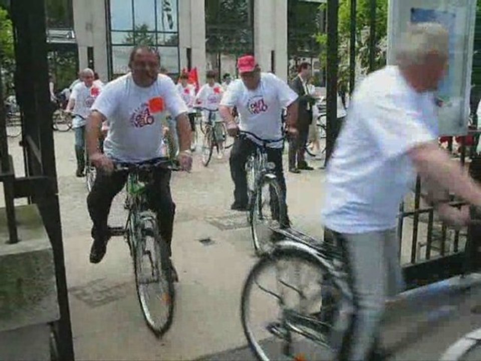 Les salariés de Cycleurope Machecoul manifestent à vélo