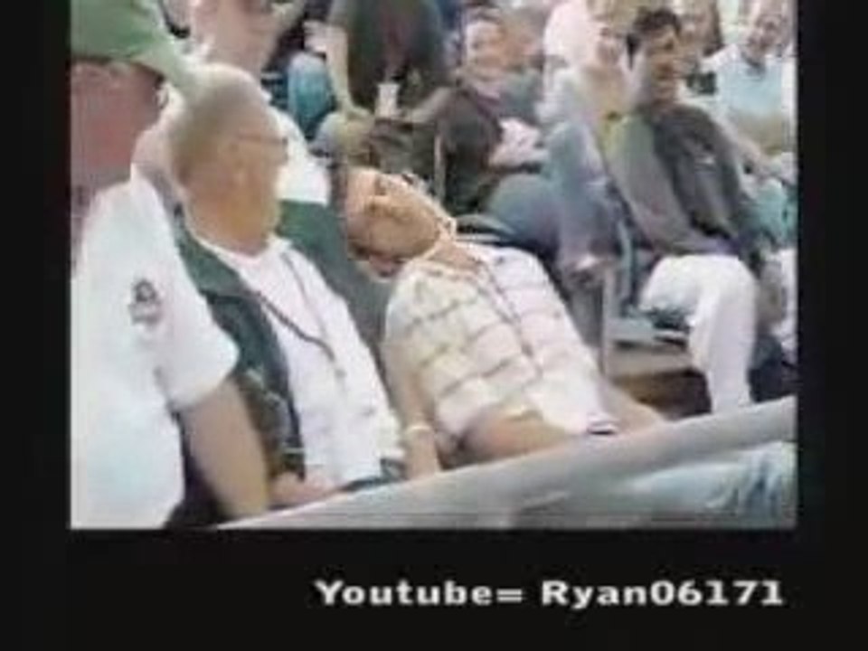 Régis s'endort dans un stade !!