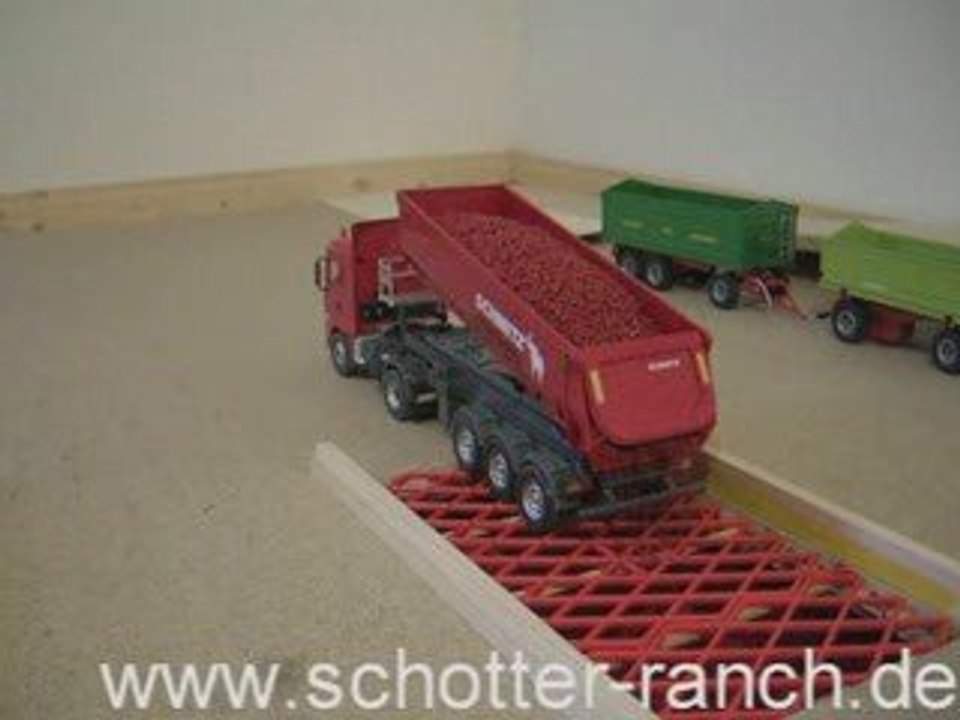 MAN mit Siku Schmitz Auflieger 6727 kippt ins Bodensilo ab