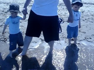 Les pieds dans le lac.