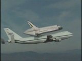 La navette Atlantis rentre sur le dos d'un Boeing 747