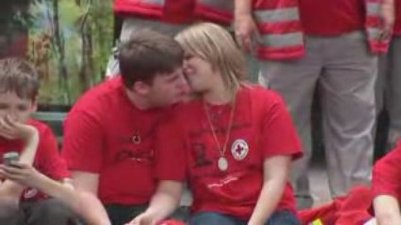 1000 RotkreuzlerInnen bildeten ein Rotes Kreuz