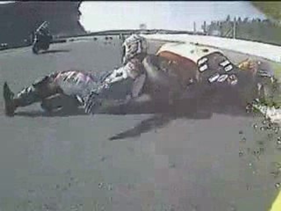 Crash moto: Heureusement que le poursuivant a de bon freins.