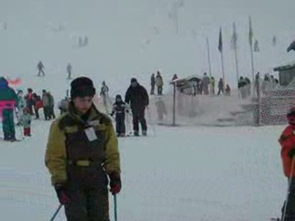 Doudou fait ses premières descentes en ski