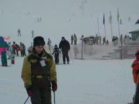 Doudou fait ses premières descentes en ski