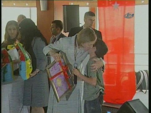 Bakan Kavaf Başarılı Öğrencilere Hediye Verdi