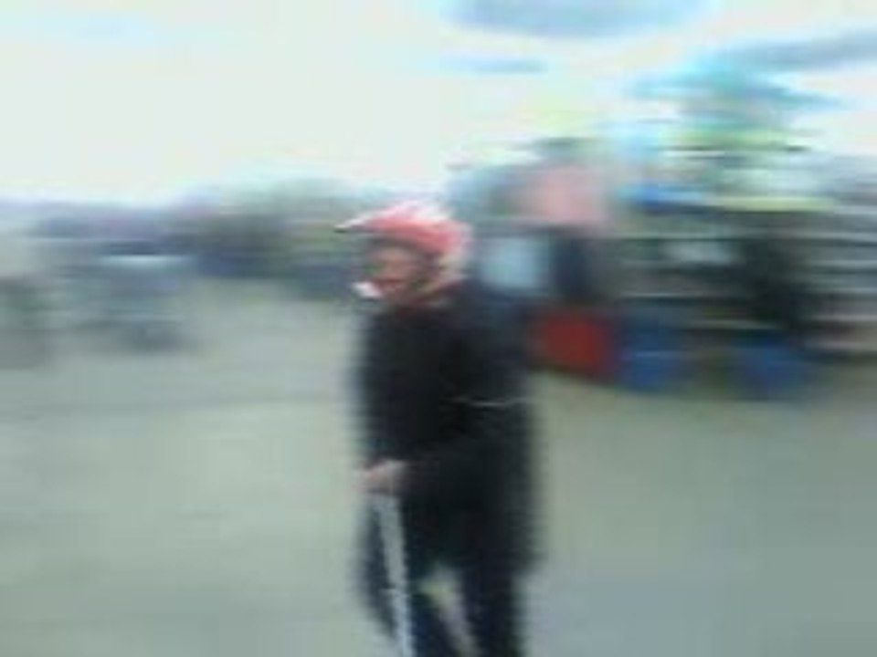 Regis fait de la trotinette à decathlon