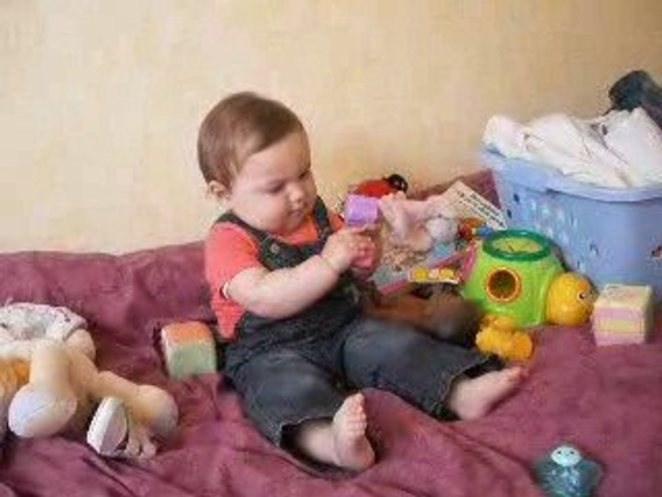 louise 9 mois joue