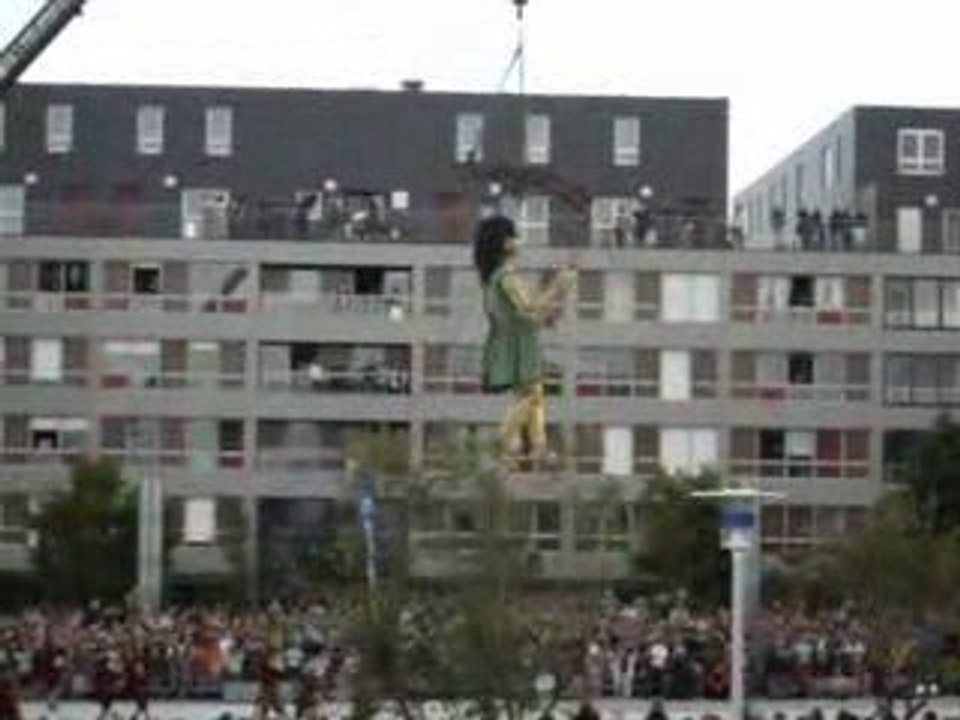Royal de Luxe : la petite géante danse à Saint-Nazaire