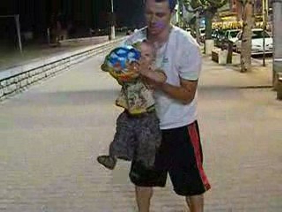 bébé joue au basket (val, été 09)