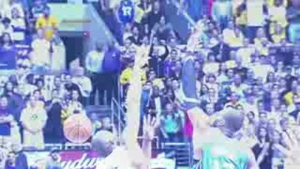 Hedo Turkoglu blocks Kobe Bryant's shot.
