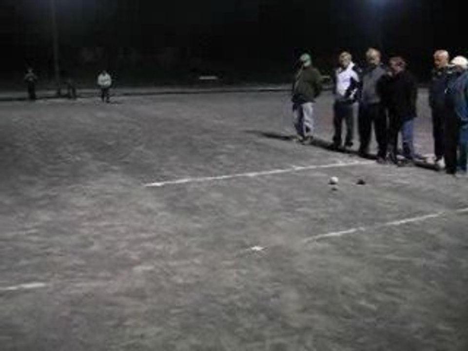 boules en bois en nocturne