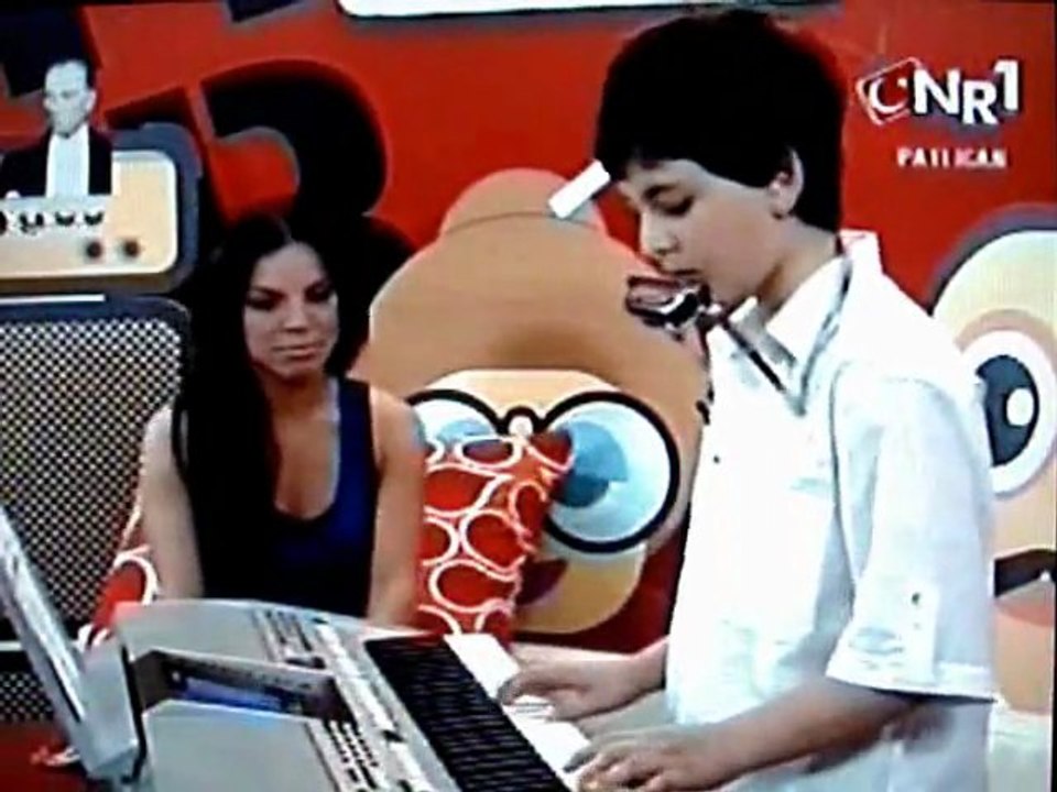 Nr1 Number one Tv Patlıcan Programı Genç Küçük Müzisyen Çocuk Güneş  TV canlı yayında.12 yaşında 22 Müzik Enstrüman çalan ustası Küçük Harika Çocuk Minik Konuk SANATÇI OLARAK katıldı. Mızıka Klavye org çaldı. Cennet  Vokal seslendirdi. GGYY