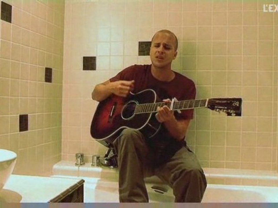 Milow joue Ayo Technology dans sa salle de bain