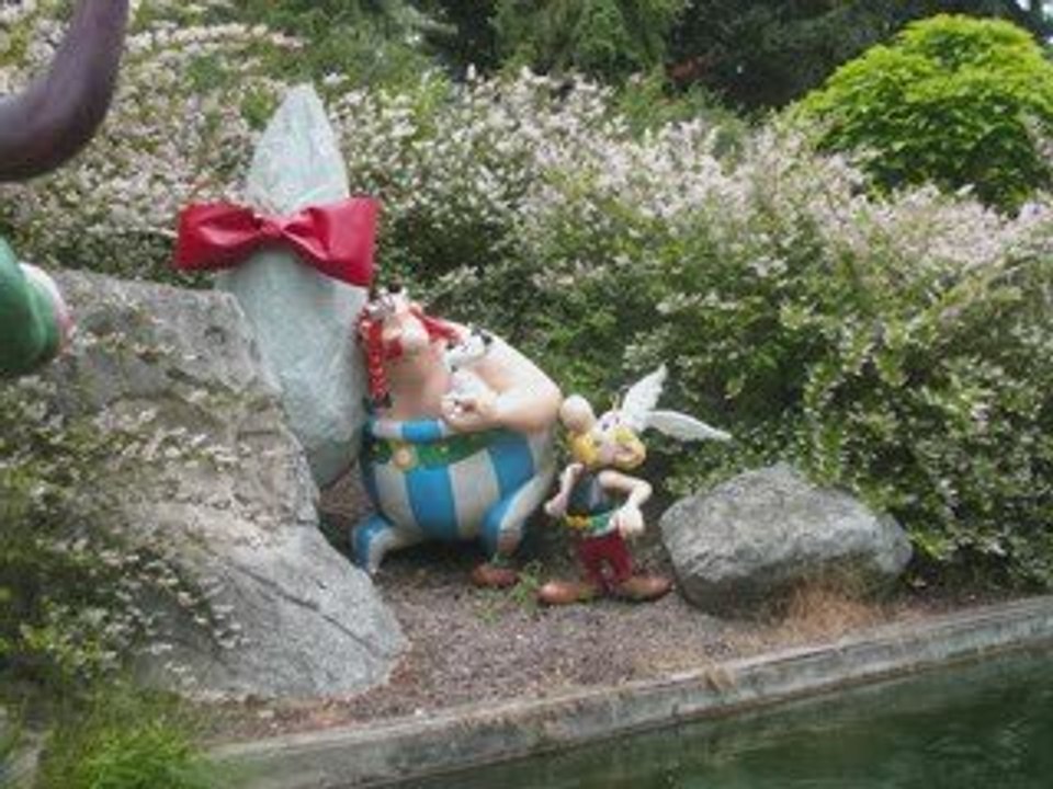 UNE JOURNEE  A   ASTERIX