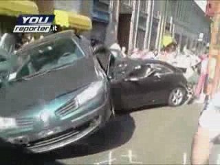 Saltano i freni e si schianta contro 4 auto