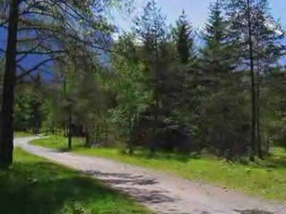 Bourg d'Oisans, une plaine au coeur des montagnes, printemps