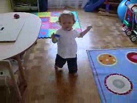 Lève toi et marche! 15 mois et demi