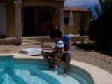 Mamie met Erika dans la piscine 25 05 06