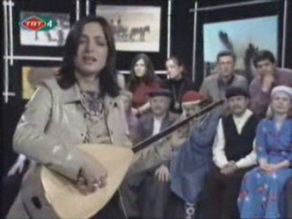 Özlem Özdil - Gül Düşer Gülün Üstüne, Akgedik.com
