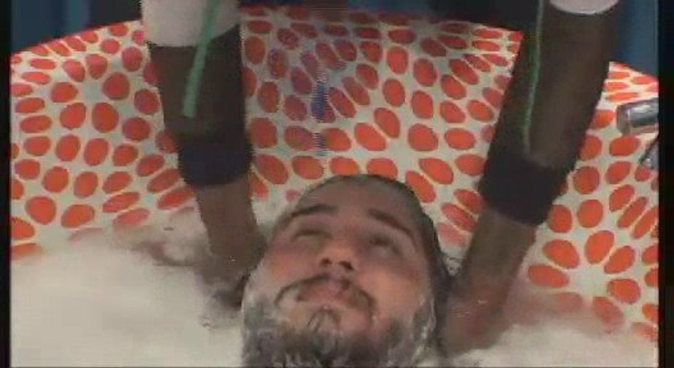 Big Brother:cairon_washing_hair
