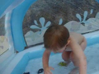 LOUKA DANS SA PISCINE