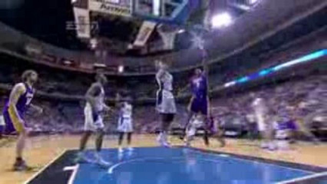 Lamar Odom finishes the lefty layup in the fourth quarter of