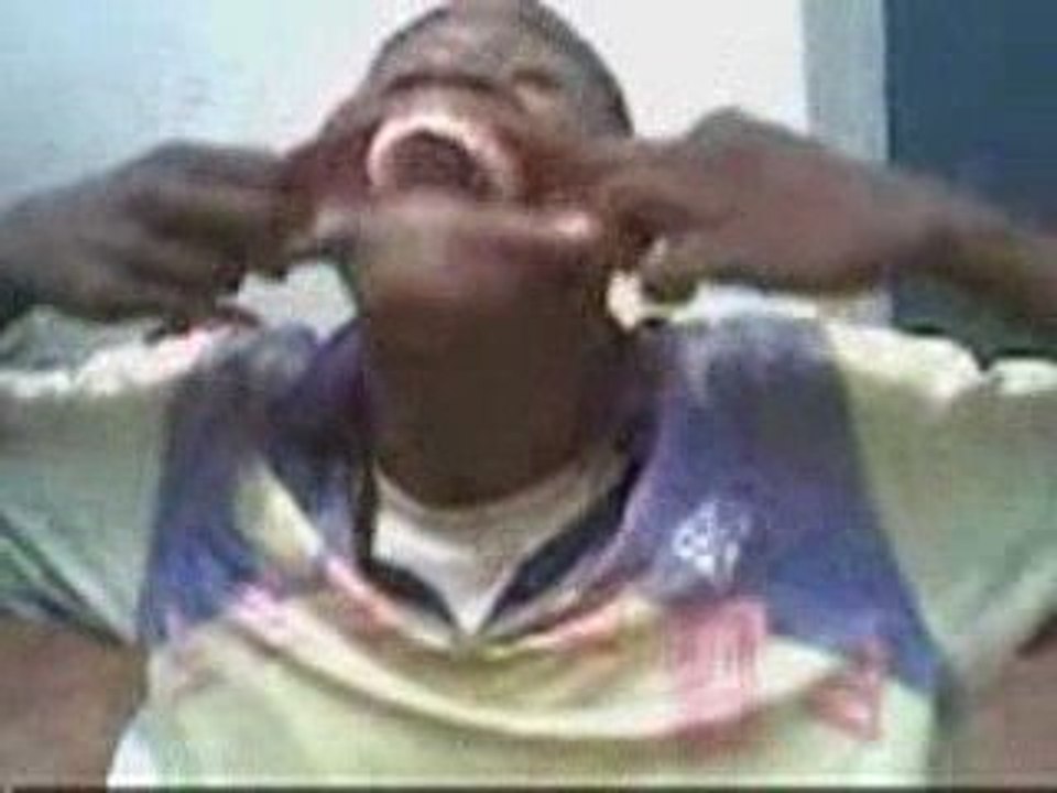 un mec met dans sa bouche une canette