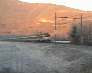 BB 22200 avec gerbes d'étincelles sur le "Rhône-Océan"