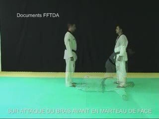 attaque du bras avant en marteau de face
