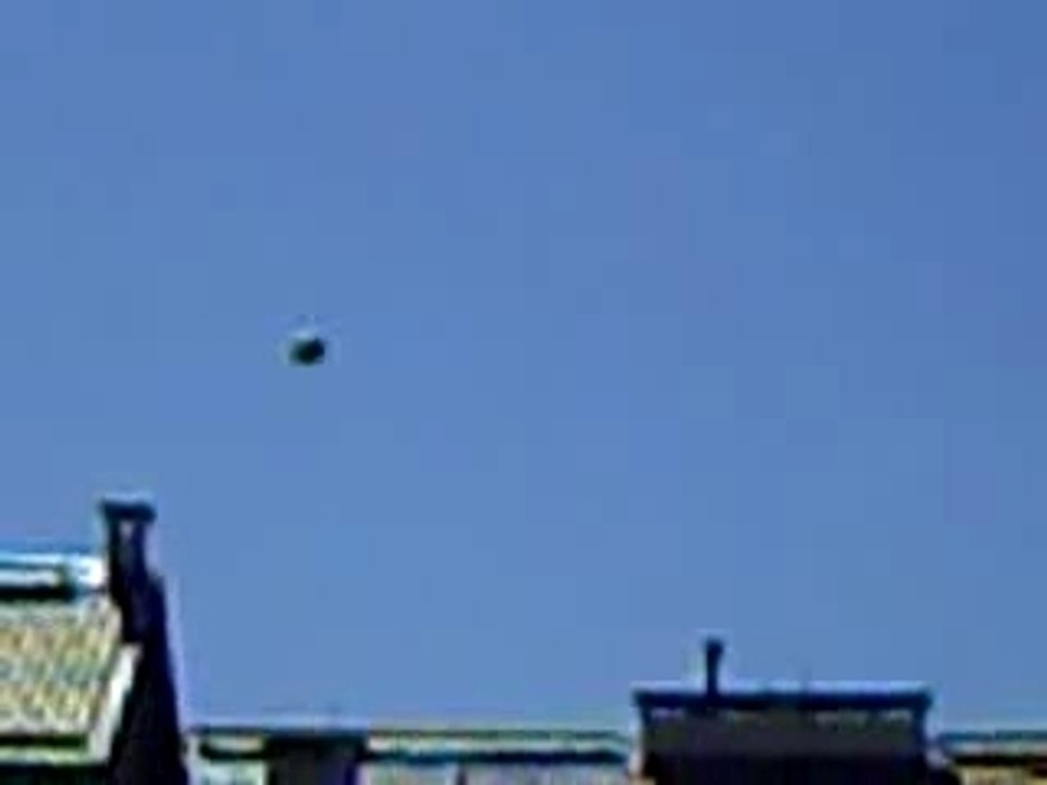 ALIEN GREY JUST ABOVE ROOFTOP SPINING Video