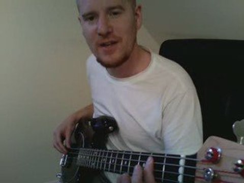 Learn VERY simple Bass riffs: Undone the sweater song