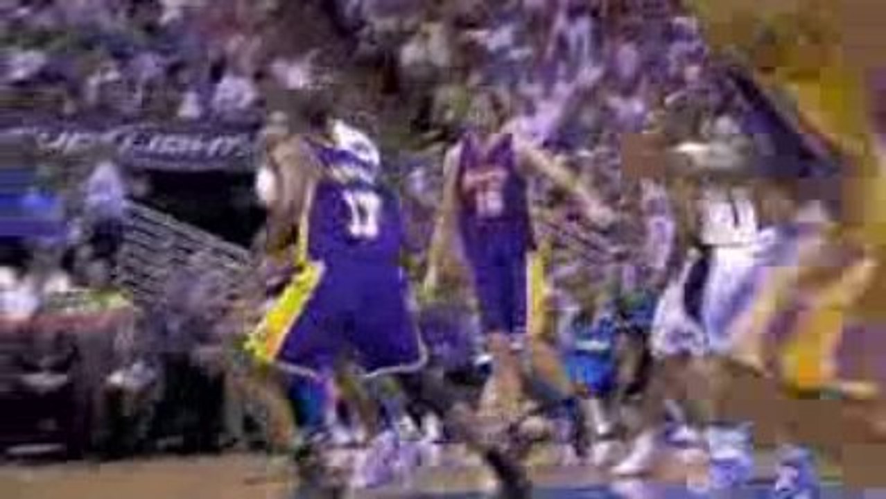 Dwight Howard scores 21 points and grabs 14 rebounds as the