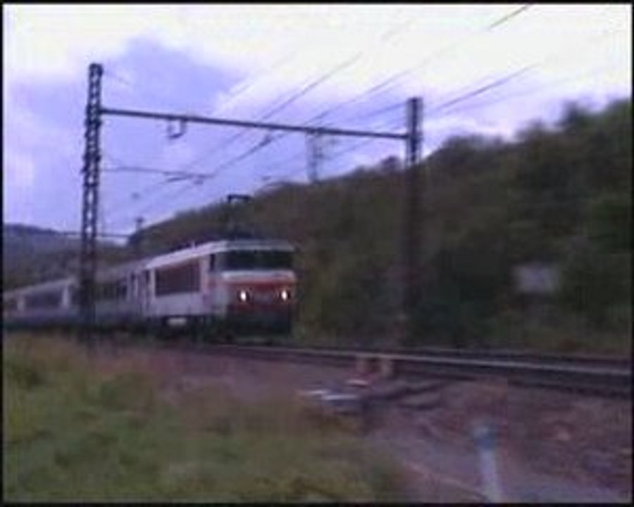 BB 22200 béton sur un TER à Virieu-le-Grand