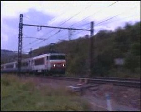 BB 22200 béton sur un TER à Virieu-le-Grand