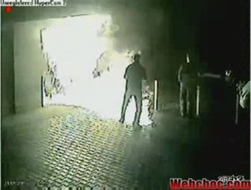 3 tarés attaque discotheque avec haches et molotovs