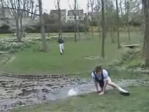 Regis fait du saut en longueur