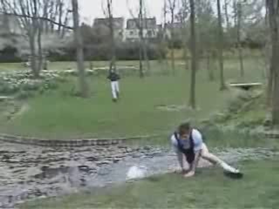 Regis fait du saut en longueur