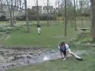 Regis fait du saut en longueur