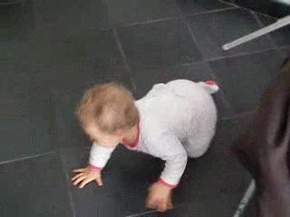 La petite poupée qui commence les betises