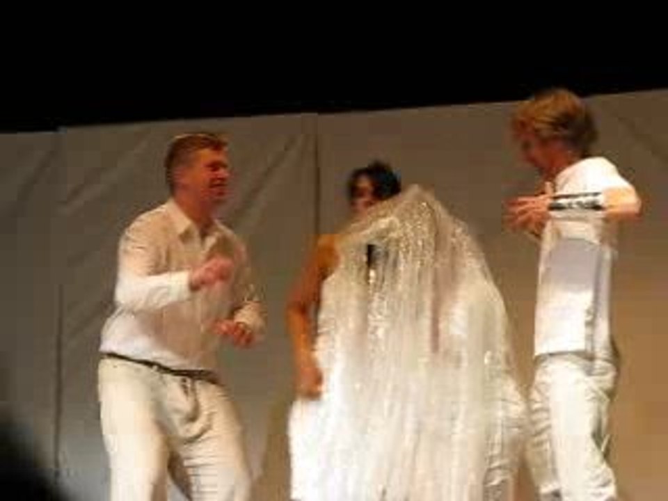 theatre 6:le monde est fou