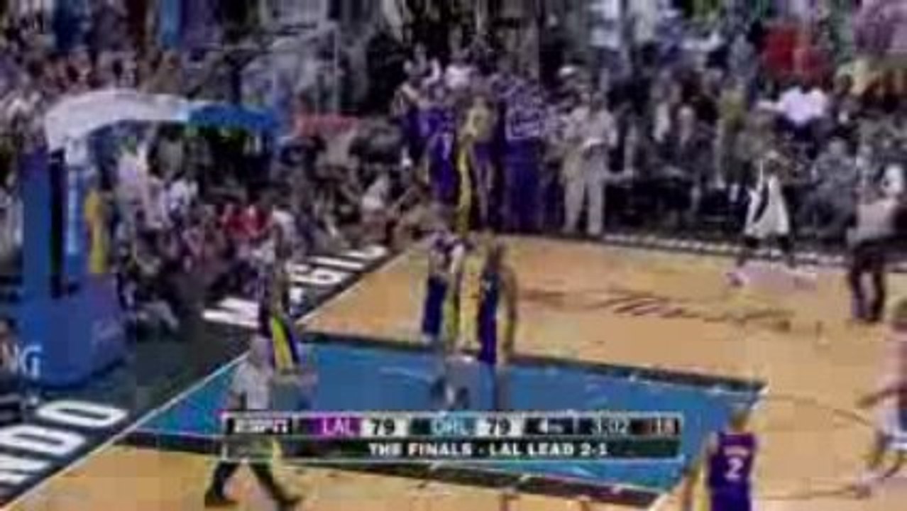 Jameer Nelson finds Dwight Howard under the bas...