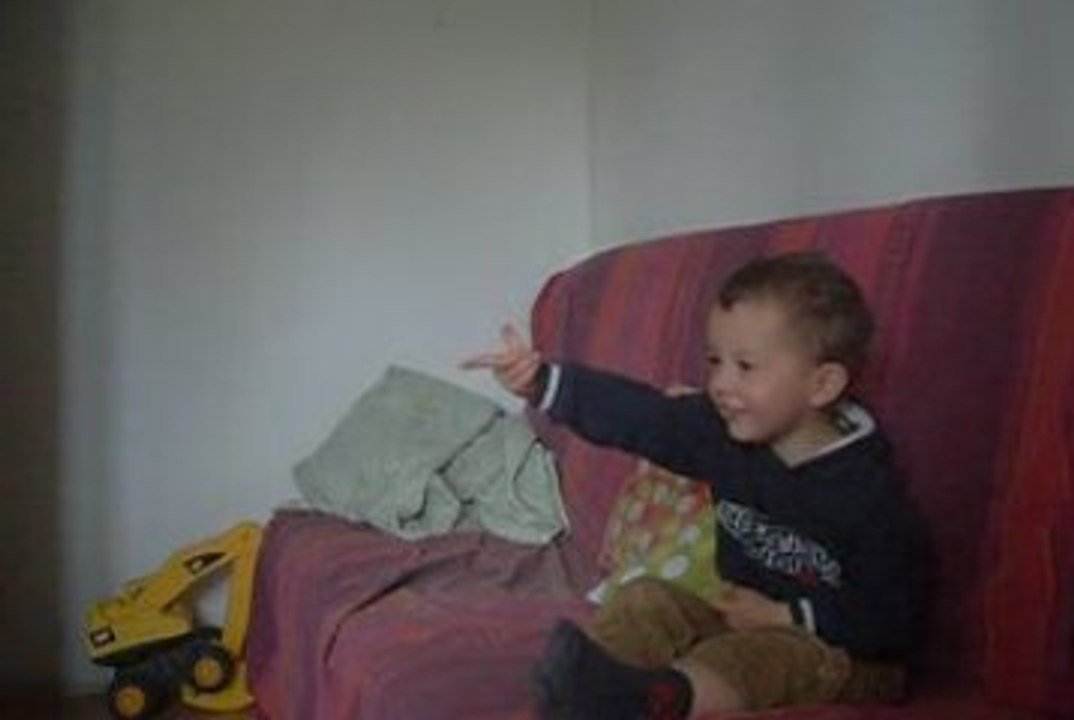 enzo regarde une video de tracteur