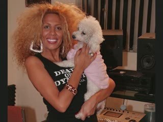AFIDA TURNER ne parle plus le français mais le VanDamme !